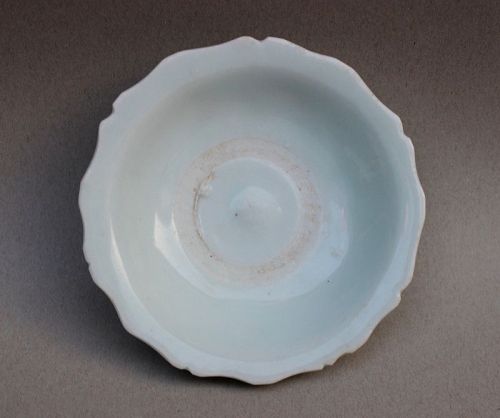 A LATE MING DYNASTY WHITE GLAZE FLOWER SHAPED DISH