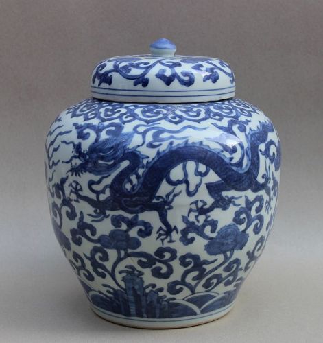 A RARE BLUE & WHITE GUAN JAR WITH A PAIR OF DRAGON