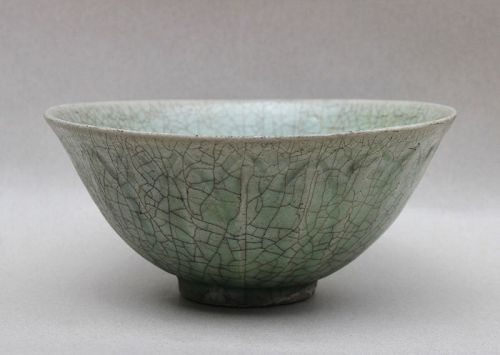 A SOUTHERN SONG DYNASTY LONQUAN AREA CELADON BOWL