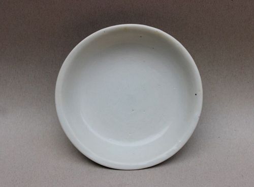 A NICE MING DYNASTY WHITE GLAZED SAUCER DISH