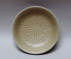 EARLY YUE WARE CELADON DISH WITH DOUBLE FIVE POINTED STAR