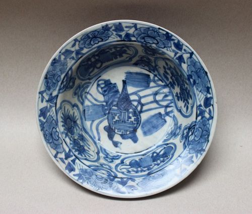 SWATOW TYPE BLUE AND WHITE BOWL WITH KRAAK DESIGN