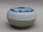 A MING DYNASTY 17th CENTURY BLUE AND WHITE COVERED BOX