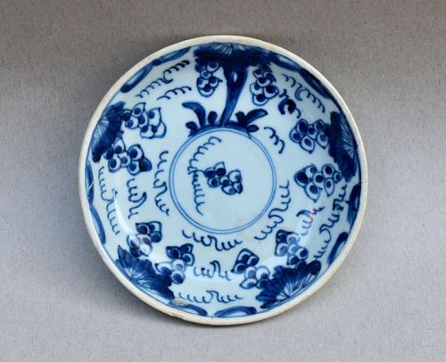 A BLUE AND WHITE QING KANGXI SAUCER DISH