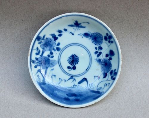 A KANGXI BLUE AND WHITE SAUCER DISH WITH CHRYSANTHEMUMS