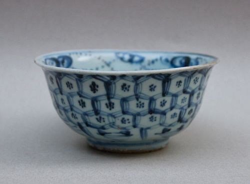 A BLUE AND WHITE BOWL OF MING DYNASTY