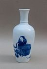 A FINE BLUE AND WHITE VASE WITH LEAF MARK