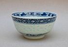 A CHINESE EXPORTED BLUE AND WHITE BOWL WITH RICE GRAINS DECORATION