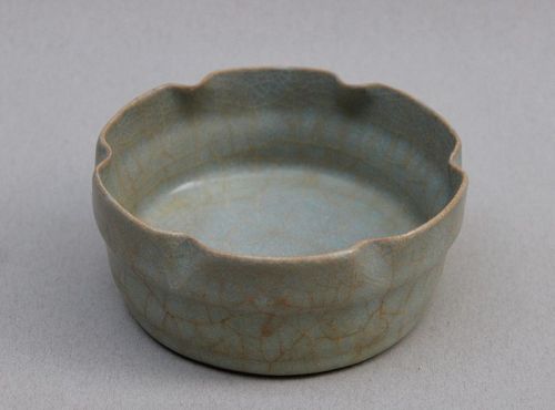 A RARE SOUTHERN SONG LONGQUAN CELADON GUAN TYPE WASHER