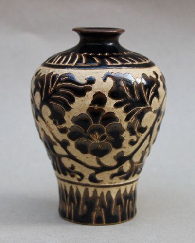 RARE BLACK GLAZED SGRAFFITO ON BISCUIT GROUND SMALL MEIPING