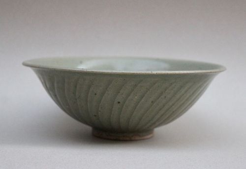 A LARGE CELADON BOWL WITH CARVED INCISED FLORAL SPRAY