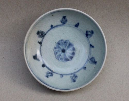 A BLUE AND WHITE SAUCER DISH