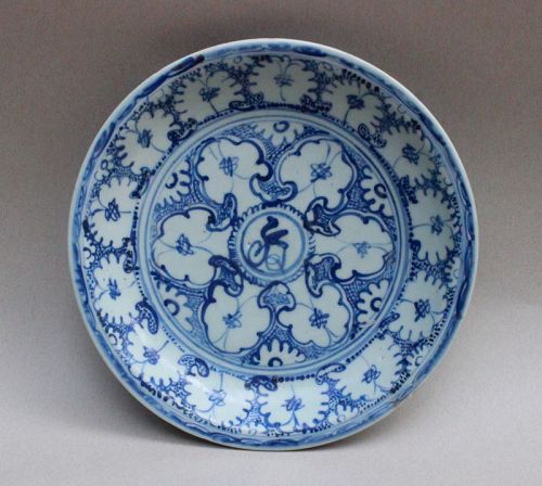 A MING DYNASTY 15th- 16th CENTURY BLUE AND WHITE DISH