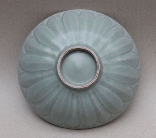 A RARE AND FINE OF LATE NORTHERN SONG LONGQUAN CELADON BOWL