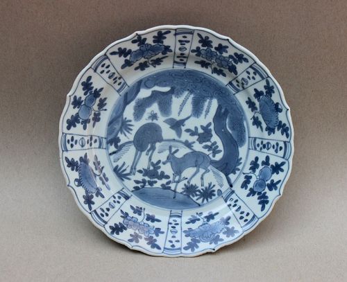 MING DYNASTY 17th CENTURY BLUE AND WHITE KRAAK DISH WITH DEERS