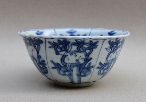 A LATE MING ZHANGZHOU WARE BLUE AND WHITE BOWL WITH SIX DEERS