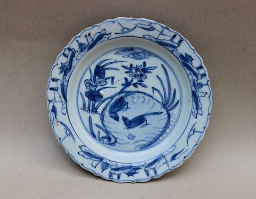 A GOOD KRAAK PORCELAIN BLUE AND WHITE DISH WITH BIRDS