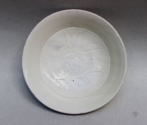 A NORTHERN SONG DINGYAO SHALLOW BOWL WITH CARVED LOTUS SCROLL