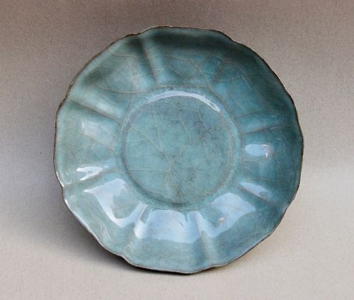 EXTRAORDINARY SOUTHERN SONG GUAN WARE CELADON DISH