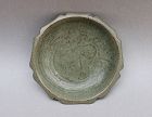 A RARE EARLY CELADON FLOWER SHAPED DISH WITH INCISED PEACOCK