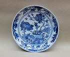 A BlUE AND WHITE LARGE DISH WITH PEACOCKS (KANGXI PERIOD)