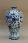 A MING DYNASTY 16th CENTURY BLUE AND WHITE MEIPING