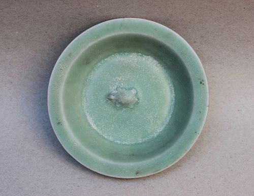 A RARE LONGQUAN CELADON DISH WITH TURTLE