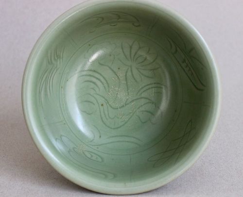 A LONGQUAN CELADON STEMCUP  ( YUAN-MING DYNASTY )