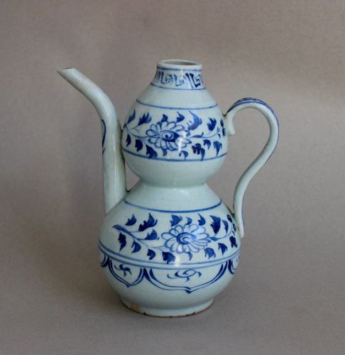 A BLUE AND WHITE BOWL DOUBLE GOURD EWER WITH CHRYSANTHEMUM