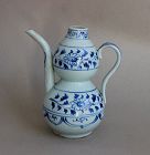 A BLUE AND WHITE BOWL DOUBLE GOURD EWER WITH CHRYSANTHEMUM