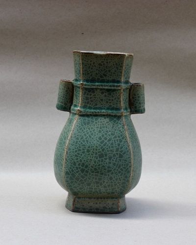 EXTREMELY RARE SOUTHERN SONG GUAN OFFICIAL WARE HU SHAPED VASE