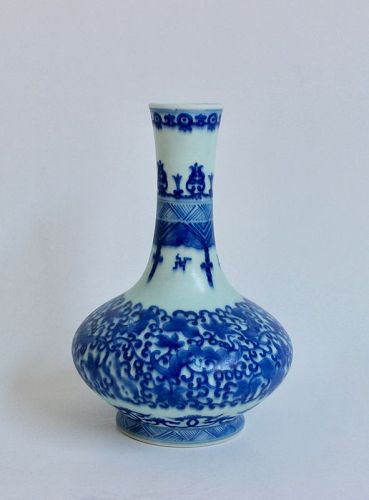 A BLUE AND WHITE WITH BATS DESIGN LATE QING PERIOD