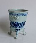 A RARE  EXAMPLE BLUE AND WHITE TRIPOD CENSER WITH CHRYSANTHEMUM