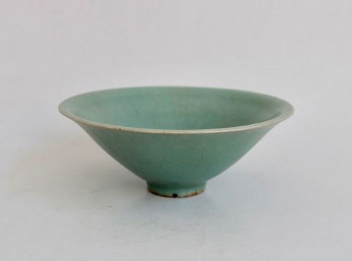 A RARE OF CELADON CONICAL BOWL WITH POWDER GREEN GLAZED