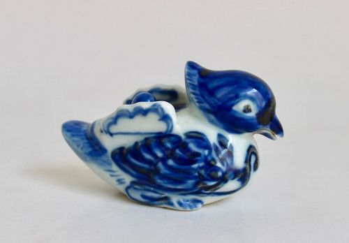 A MING DYNASTY 15TH CENTURY BLUE AND WHITE MINIATURE WATER DROPPER