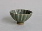 A RARE LONGQUAN WARE FLUTED SIDES CELADON CUP