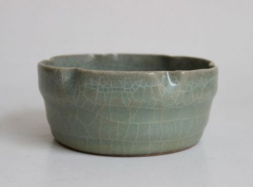 A SOUTHERN SONG DYNASTY CELADON WASHER WITH SIX FOLIATED RIM