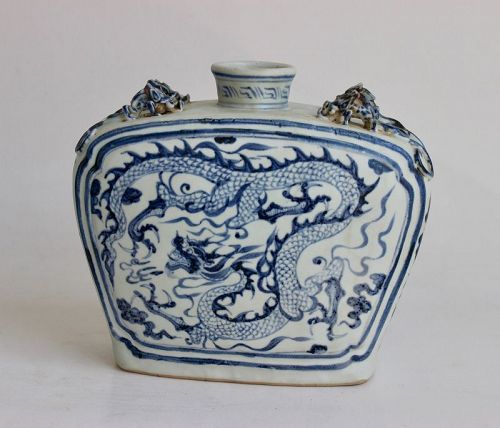 AN EXTREMELY RARE BLUE AND WHITE SQUARE FLATTENED SHAPED CONTAINER