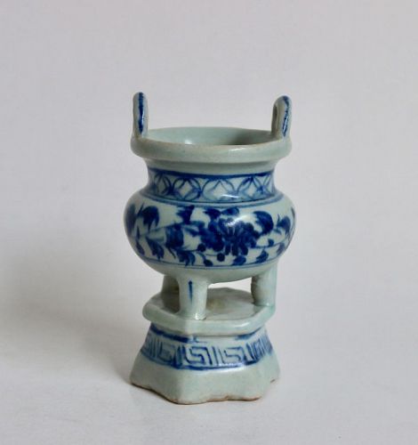 BLUE AND WHITE DING-SHAPED TRIPOD CENSER WITH CONNECTED STAND