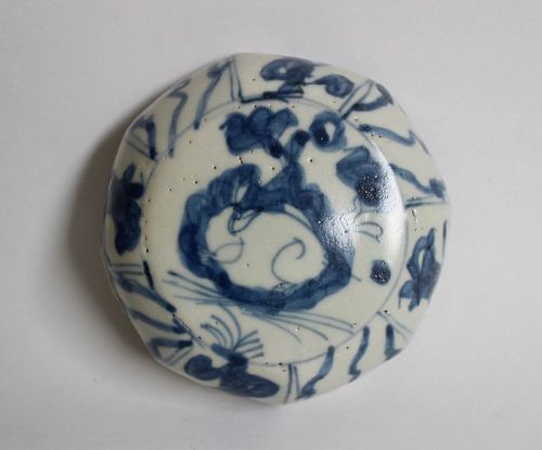 A LATE MING BLUE AND WHITE OCTAGONAL COVERED BOX WITH RABBIT