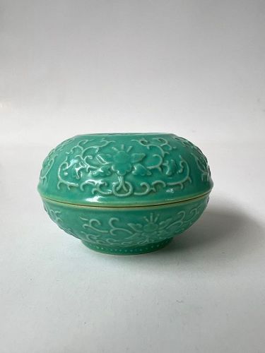 A BEAUTIFUL GREEN GLAZED COVERED BOX WITH IMPERIAL MARK