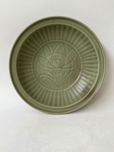 A LARGE LONGQUAN CELADON DISH