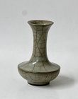 A RARE GUAN OFFICIAL WARE BOTTLE VASE (SOUTHERN SONG DYNASTY)
