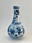 A BLUE AND WHITE LONG NECK BOTTLE VASE WITH EIGHT IMMORTALS