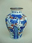 SUPERB WUCAI VASE WITH GRAPE