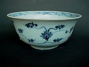 A BLUE & WHITE BOWL WITH CHRYSANTHEMUM