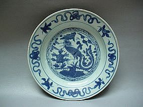 A LATE MING DYNASTY B/W DISH WITH PHOENIX