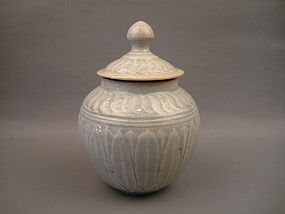 A White Glaze Jar With Cover