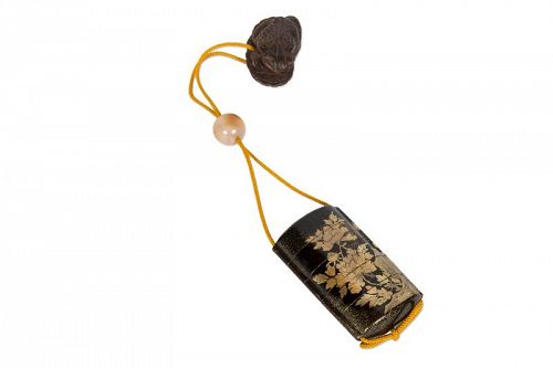 Japanese lacquer chrysanthemums inrô with toad netsuke
