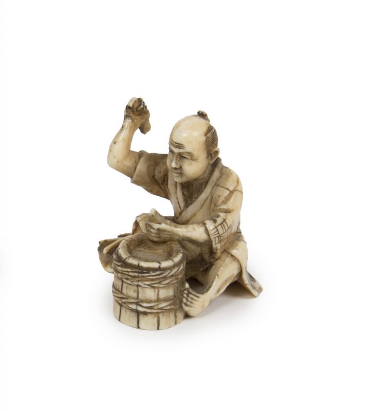 Japanese craftsman figure ivory netsuke Edo Meiji